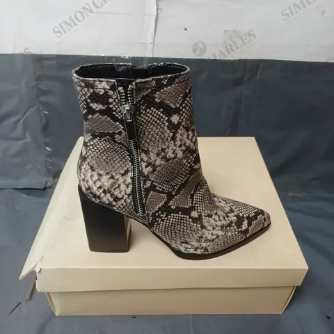 BOXED PAIR OF FAITH BIGGIE GREY SYNTHETIC ANKLE BOOTS SIZE 3