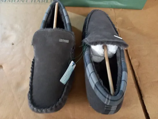 PAIR OF BARBOUR MONTY SLIPPERS IN GREY - UK 9