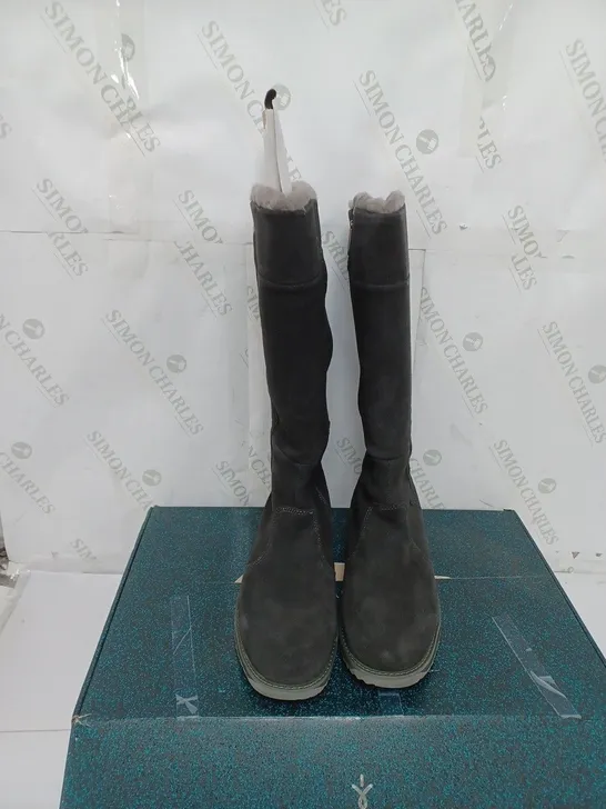 BOXED PAIR OF EMU ALL WEATHER WATERPROOF COLL SUEDE SHEEPSKIN MOONTA HIGH BOOTS IN DARK GREY SIZE 8