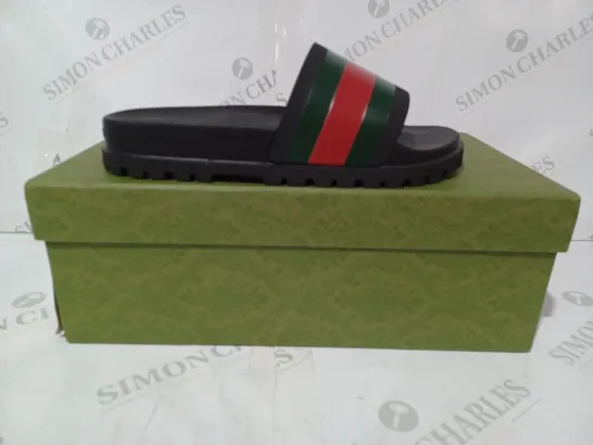 BOXED PAIR OF GUCCI PURSUIT TREK SLIDERS IN BLACK/GREEN/RED SIZE 7