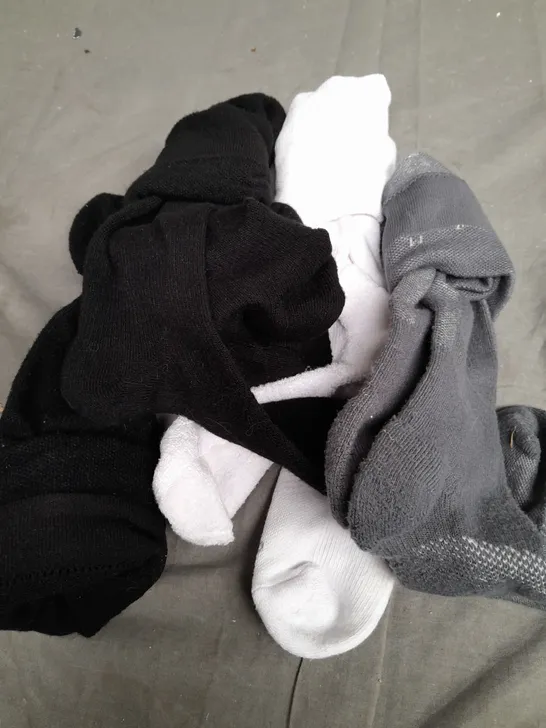 LOT OF 4 PAIRS OF THICK KNEE HIGH SOCKS BRAND AND SIZE UNSPECIFIED