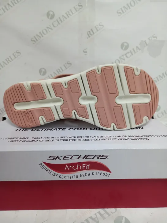 BOXED SKETCHERS ARCH FIT OPEN TOE SANDALS - SIZE 7