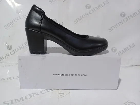 BOXED PAIR OF DREAMPAIRS CLOSED TOE SLIP-ON BLOCK HEEL SHOES IN BLACK UK SIZE 5