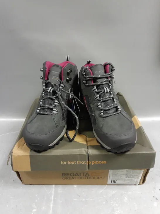 BOXED PAIR OF REGATTA WOMENS CLYDEBANK WATERPROOF WALKING SHOES - 6