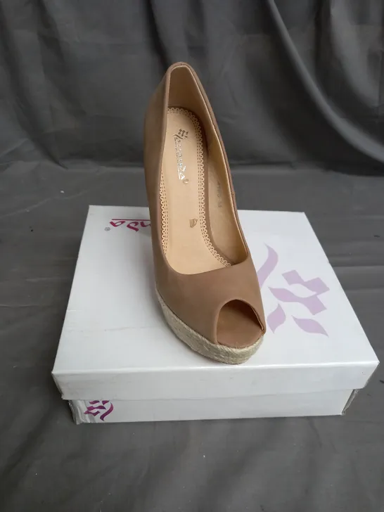 BOX OF APPROX 20 PAIRS OF OPEN TOE HEELS IN VARIOUS COLOURS TO INCLUDE BEIGE, CREAM AND BLACK - VARIOUS SIZES