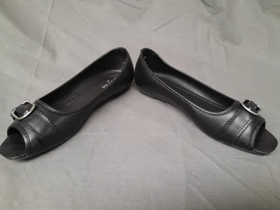 BOXED PAIR OF SOFIA PEEP TOE SLIP-ON SHOES IN BLACK EU SIZE 39