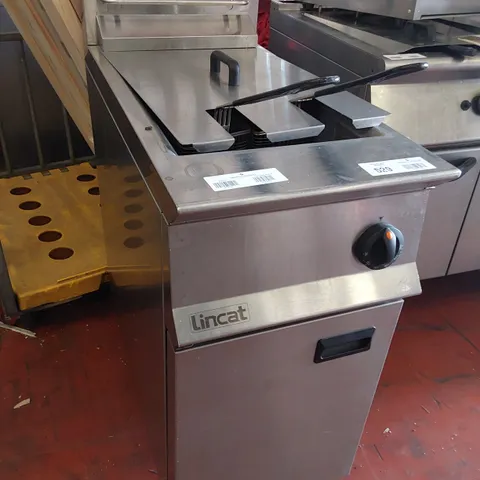 LINCAT GAS FIRED FREE STANDING TWIN BASKET SINGLE TANK DEEP FAT FRYER 