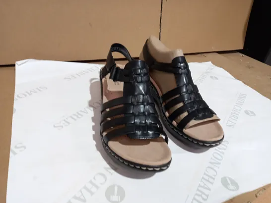 BOX OF CLARKS LEXI BRIDGE BLACK SANDALS SIZE 7