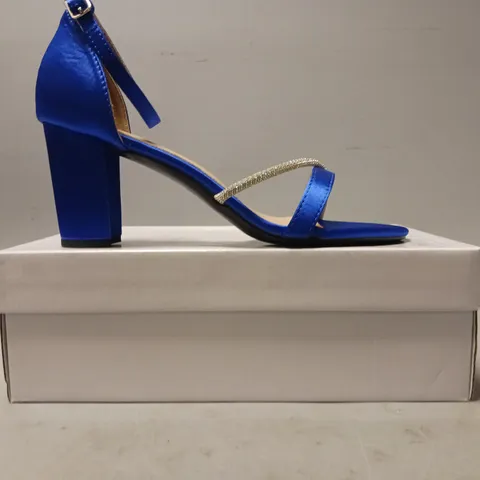 BOXED PAIR OF DESIGNER OPEN TOE BLOCK HEELS IN SAPPHIRE BLUE W. JEWEL EFFECT DETAIL EU SIZE 42