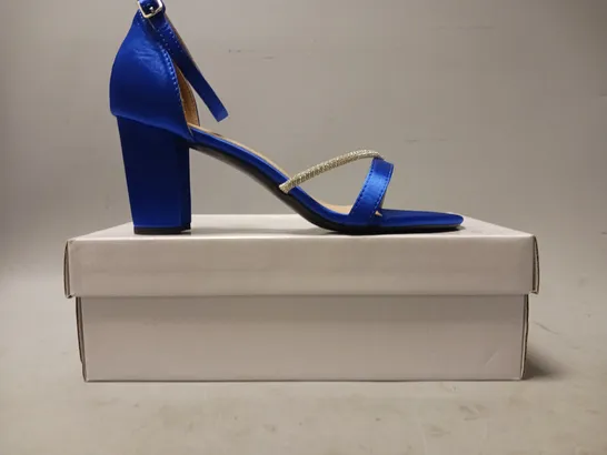 BOXED PAIR OF DESIGNER OPEN TOE BLOCK HEELS IN SAPPHIRE BLUE W. JEWEL EFFECT DETAIL EU SIZE 42