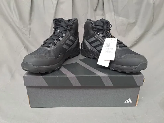 BOXED PAIR OF ADIDAS EASTRAIL 2 MID R.RD SHOES IN BLACK UK SIZE 10