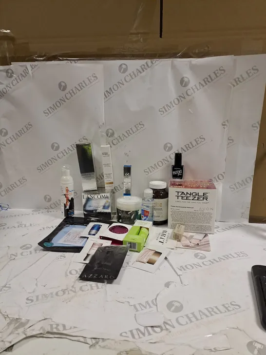 BOX OF APPROXIMATLY 12 ITEMS TO INCLUDE BURBERRY, LANCOME, CB2