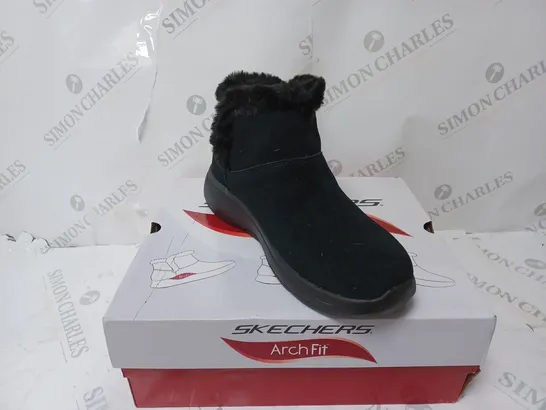 SKECHERS GO WALK ARCH FIT SUEDE CHUGGA BOOT BLACK - UK SIZE 5