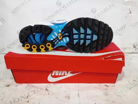 BOXED PAIR OF NIKE AIR MAX PLUS TRAINERS IN WHITE/BLUE/YELLOW UK SIZE 7