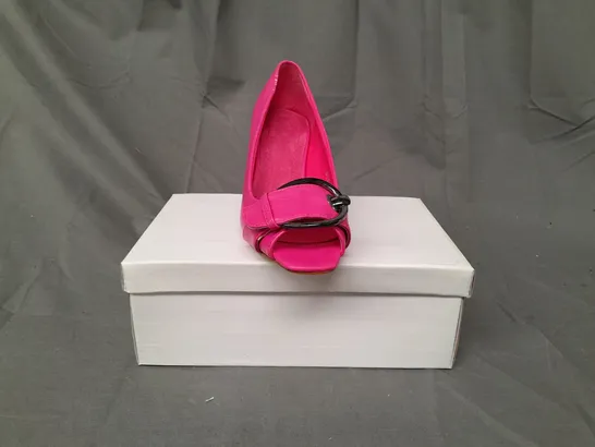 BOXED PAIR OF DESIGNER OPEN TOE MID HEELED SHOES IN FUCHSIA EU SIZE 36