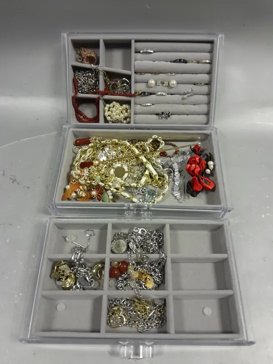 LARGE ASSORTMENT OF VARIOUS JEWELLERY TO INCLUDE RINGS, NECKLACES, EARRINGS ETC WITH STORAGE BOX