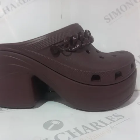 PAIR OF CROCS SIREN CHAIN CLOGS IN DARK CHERRY UK SIZE M5/W6