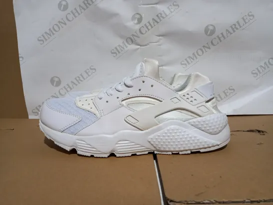 BOXED PAIR OF NIKE AIR HUARACHE IN WHITE SIZE 9