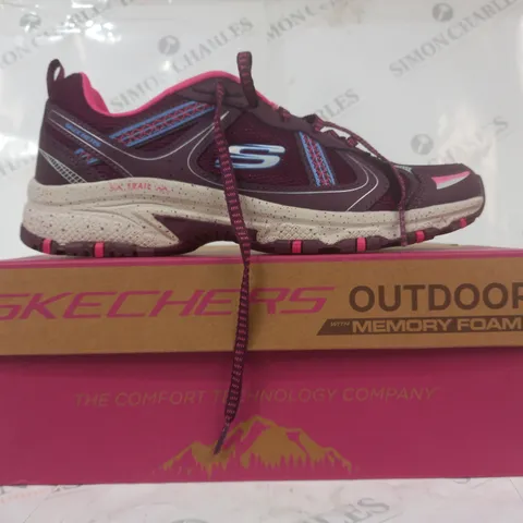 BOXED PAIR OF SKECHERS MEMORY FOAM TRAIL SHOES IN BERRY COLOUR SIZE 7