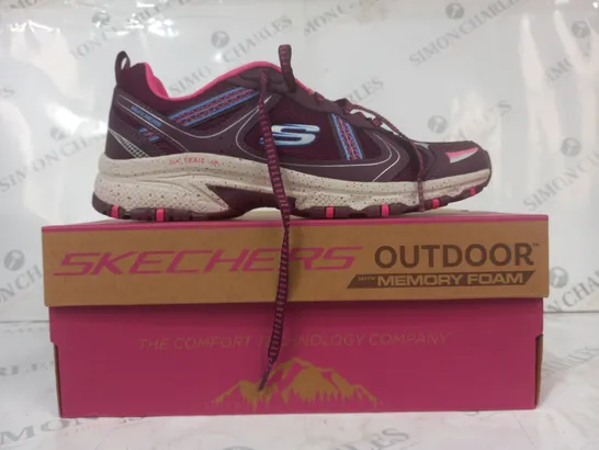 BOXED PAIR OF SKECHERS MEMORY FOAM TRAIL SHOES IN BERRY COLOUR SIZE 7