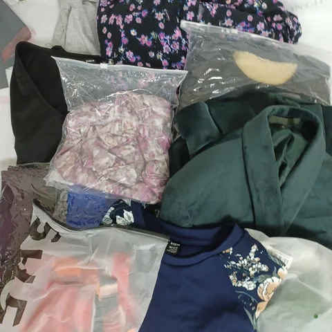 BOX OF APPROXIMATELY 25 ASSORTED CLOTHING ITEMS TO INCUDE - DRESSES , BLAZER , TSHIRTS ETC
