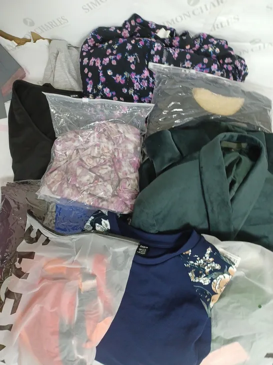 BOX OF APPROXIMATELY 25 ASSORTED CLOTHING ITEMS TO INCUDE - DRESSES , BLAZER , TSHIRTS ETC