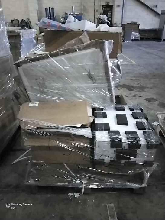 PALLET OF ASSORTED BATHROOM PARTS INCLUDING SHOWER HEAD, BASIN UNIT, SHOWER VALVE FITTING KIT