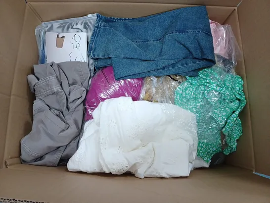 LARGE QUANTITY OF CLOTHING ITEMS TO INCLUDE DRESSES, SWEATERS, JEANS, T-SHIRTS, ETC