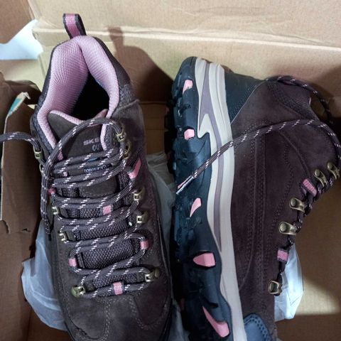 BOX OF 3 X PAIRS BOXED SKECHERS WALKING BOOTS (WOMEN): 1 X CHOCOLATE UK SIZE 7; 1 X CHOCOLATE UK SIZE 3.5; & 1 X BLACK, UK SIZE 6