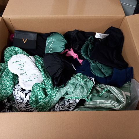 LARGE QUANTITY OF ASSORTED CLOTHING ITEMS 