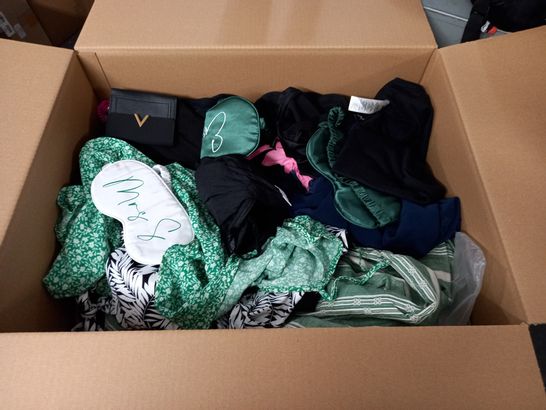 LARGE QUANTITY OF ASSORTED CLOTHING ITEMS 