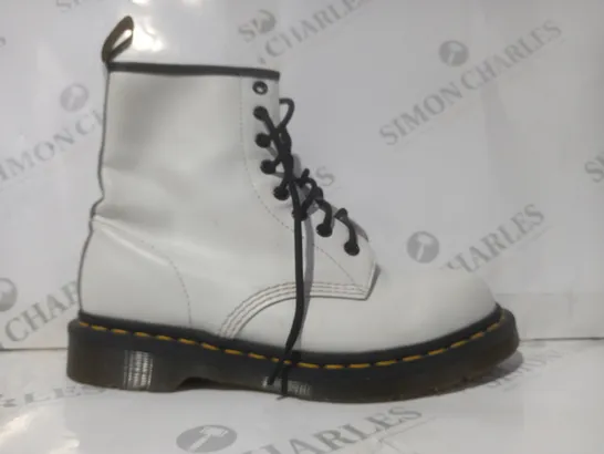 BOXED PAIR OF DR MARTENS ANKLE BOOTS IN WHITE UK SIZE 5