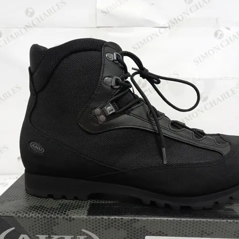 BOXED PAIR OF AKU TACTICAL 560CF PILGRIM GTX COMBAT BOOTS IN BLACK - UK 11