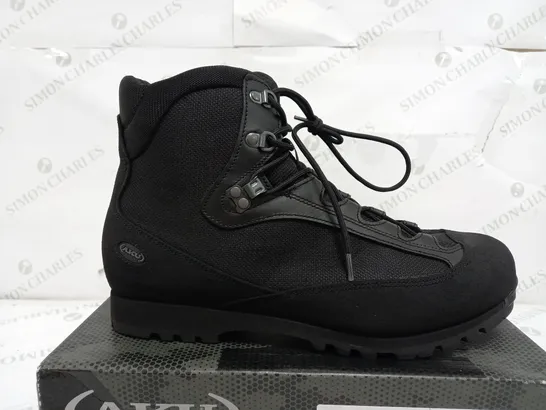 BOXED PAIR OF AKU TACTICAL 560CF PILGRIM GTX COMBAT BOOTS IN BLACK - UK 11