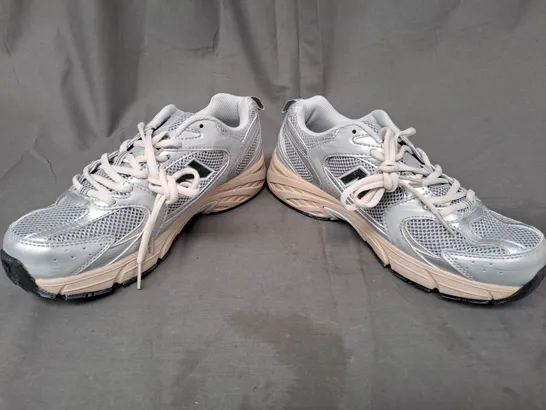 BOXED PAIR OF NEW BALANCE 530 TRAINERS IN SILVER UK SIZE 7.5