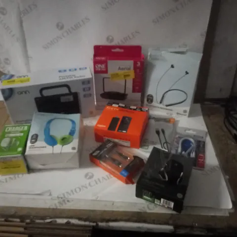 LOT OF APPROX 10 ASSORTED ITEMS TO INCLUDE TV AERIAL, HEADPHONES, AMAZON TV STICK