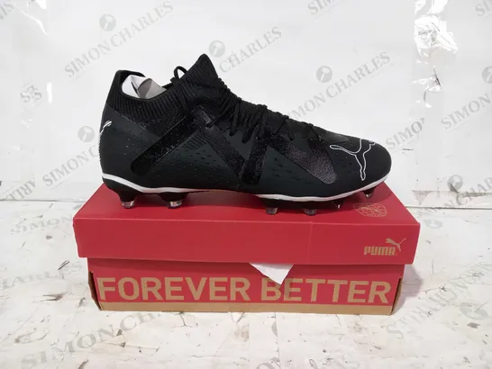 BOXED PAIR OF PUMA FUTURE MATCH FOOTBALL BOOTS IN BLACK/WHITE UK SIZE 8