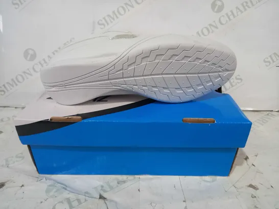 BOXED PAIR OF ZEPHZ SHOES IN WHITE UK SIZE 1