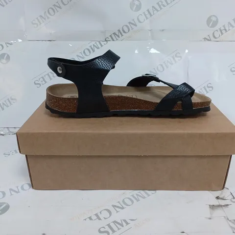 BOXED PAIR OF BONOVA SANDALS IN BLACK - UK SIZE 5