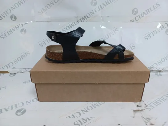 BOXED PAIR OF BONOVA SANDALS IN BLACK - UK SIZE 5