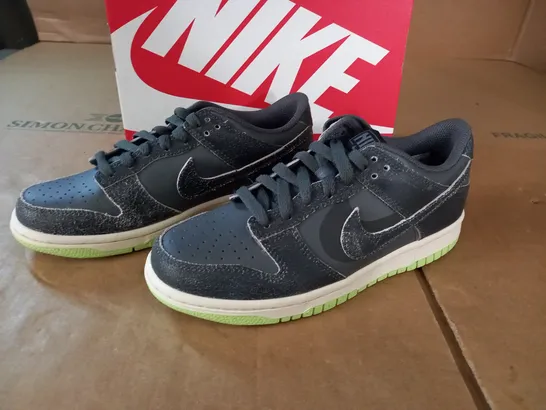 PAIR OF NIKE DUNK LOW SE TRAINERS IN GREY - UK 4.5