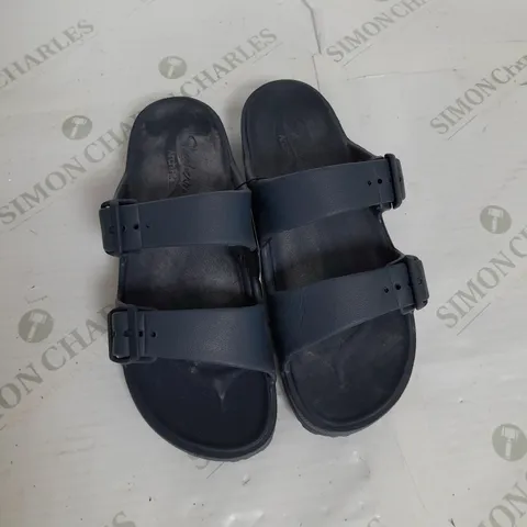 SKECHERS ARCH FIT SANDALS IN NAVY SIZE 9