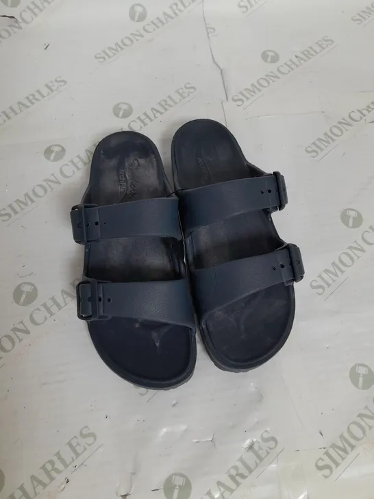 SKECHERS ARCH FIT SANDALS IN NAVY SIZE 9