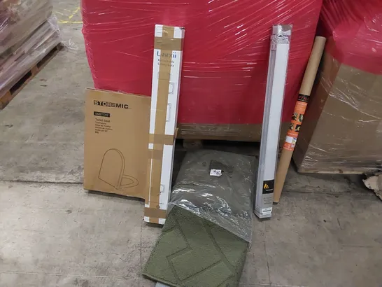 PALLET OF ASSORTED ITEMS INCLUDING: DESERT TERRARIUM LIGHT, RUG, RETRACTABLE SAFETY GATE, TOILET SEAT, ROLLER BLINDS 