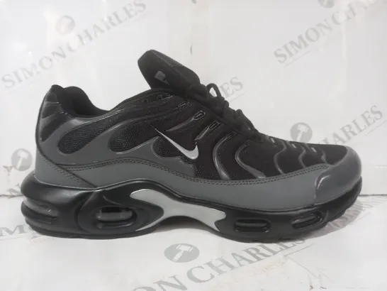BOXED PAIR OF NIKE AIR SHOES IN BLACK/GREY UK SIZE 8.5