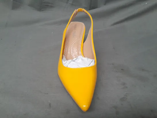 BOXED PAIR OF POINTED TOE HEELED SLINGBACK SANDALS IN YELLOW EU SIZE 36