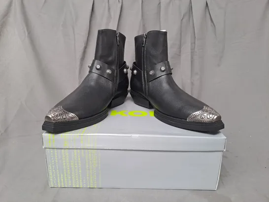 BOXED PAIR OF KOI SOUL RENDER COWBOY BOOTS IN BLACK/SILVER EFFECT UK SIZE 9