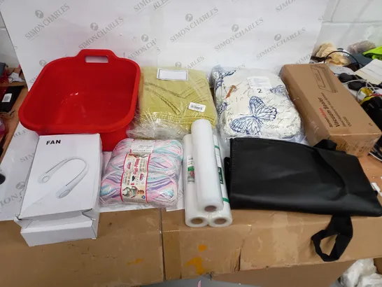 LOT OF APPROX 10 ASSORTED ITEMS TO INCLUDE TOWELS, PERSONAL FANS, VACUUM SEALER ETC