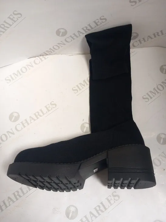 BOXED BLACK B221121015445 BOOTS SIZE CN38