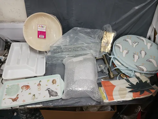 BOX OF APPROXIMATELY 15 ASSORTED ITEMS TO INCLUDE - SERVING TRAY, GOOGO GREEN 25 PLATES, AND GLASS TRIANGLE JEWELLERY BOXES ETC. 